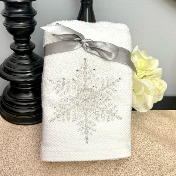 NWT Set of 2 Shimmering Rhinestone SNOWFLAKE Turkish Bathroom Hand Towels - Picture 2 of 9